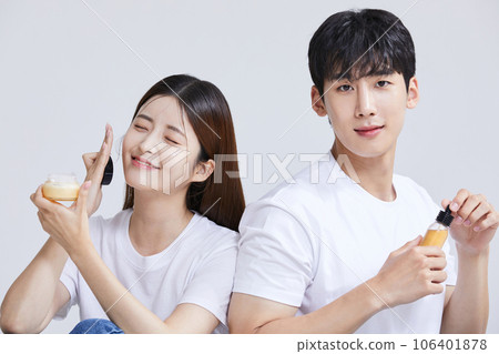 korean asian young couple with cosmetics 106401878
