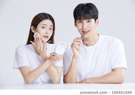 korean asian young couple with cosmetics korean asian young couple with cosmetics 106401889