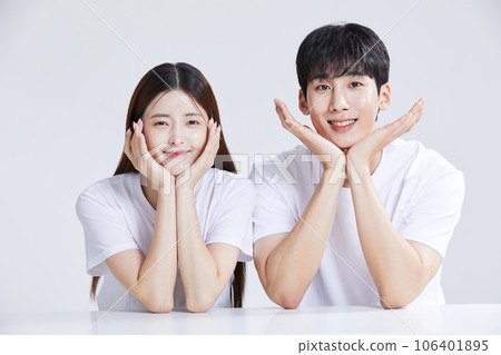 korean asian young couple in a chin rest pose korean asian young couple in a chin rest pose 106401895