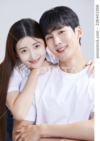 korean asian young couple cuddling korean asian young couple cuddling 106401906