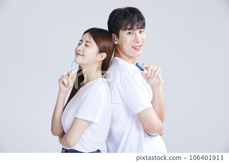 korean asian young couple holding lipbalm 106401913