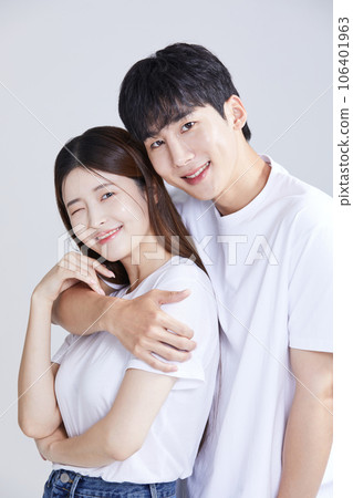 korean asian young couple cuddling korean asian young couple cuddling 106401963
