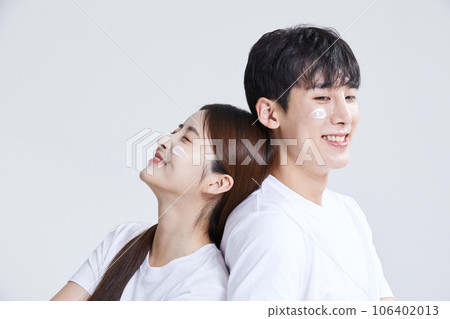 korean asian young couple with creems, cosmetics 106402013