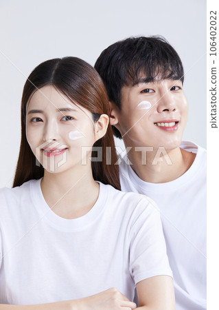 korean asian young couple with creems, cosmetics korean asian young couple with creems, cosmetics 106402022