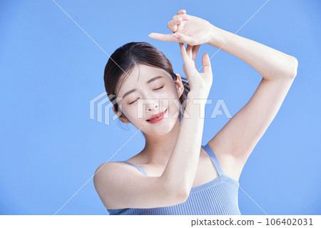 beauty concept photo of korean asain beautiful woman blocking the sunlight 106402031