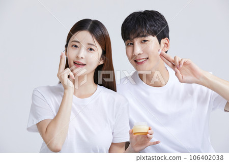 korean asian young couple with creems, cosmetics 106402038