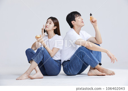 korean asian young couple with cosmetics korean asian young couple with cosmetics 106402043