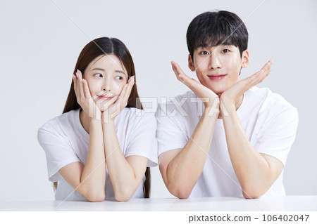 korean asian young couple in a chin rest pose 106402047