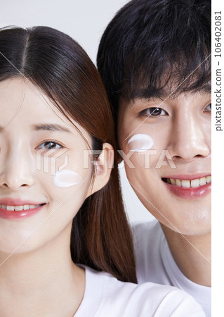 korean asian young couple with creems, cosmetics korean asian young couple with creems, cosmetics 106402081