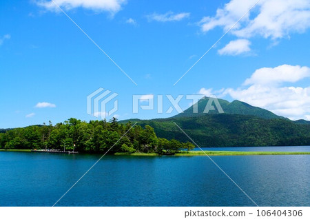 從觀光船上看到的阿寒湖、大寒岳和小島 106404306