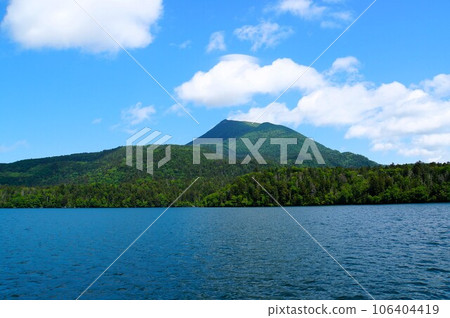 Lake Akan Mt. Oakan seen from a sightseeing boat Lake Akan Mt. Oakan seen from a sightseeing boat 106404419
