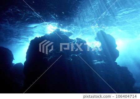 通過水下洞穴照射的光線觀察水面 106404714