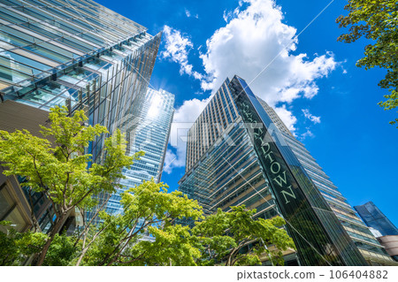 日本東京城市景觀 東京中城和其他地區的綠樹倒映的景色（也可以看到麻布台山）= 8 月 25 日 106404882