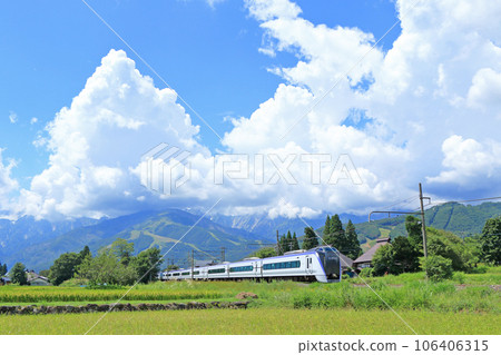 大糸線：夏季白馬山麓的特急AZUSA 106406315
