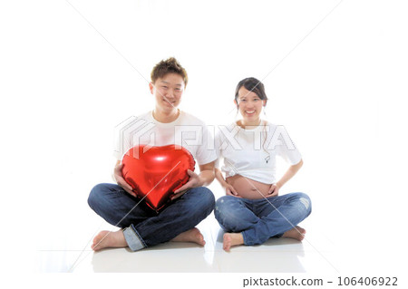可愛孕婦和新婚丈夫的孕婦照工作室拍攝 可愛孕婦和新婚丈夫的孕婦照工作室拍攝 106406922