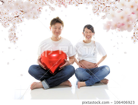 可愛孕婦和新婚丈夫的孕婦照工作室拍攝 106406923