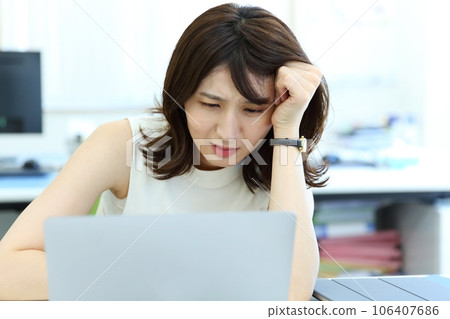 一位女性上班族在電腦前擔心或困擾的形象 106407686