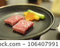 牛肉烤肉（在陶瓷盤上烤的日本牛肉） 106407991