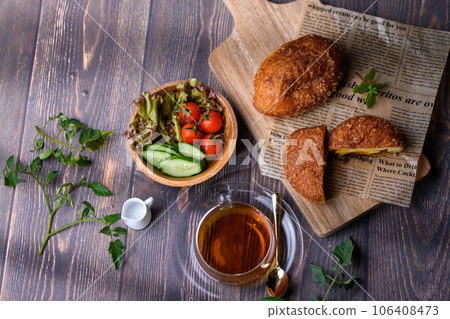 麵包新鮮出爐的自製咖哩麵包（配半熟雞蛋）配沙拉和茶 106408473