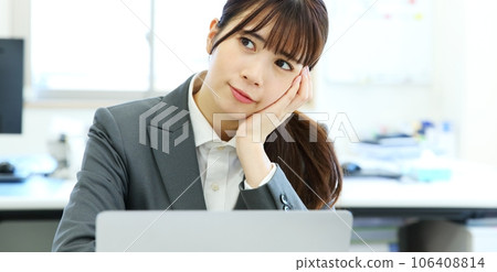 憂心忡忡、思考的女上班族形象 106408814