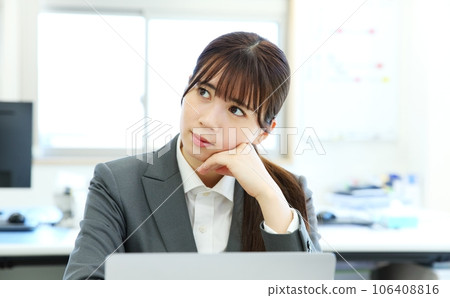 憂心忡忡、思考的女上班族形象 106408816