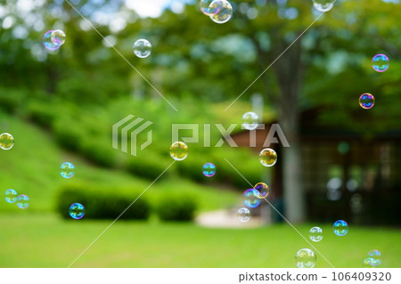 公園廣場的肥皂泡 公園廣場的肥皂泡 106409320