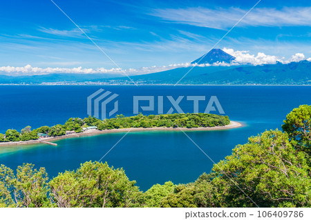 (Shizuoka Prefecture) Mt. Fuji seen from Osezaki, Nishiizu 106409786