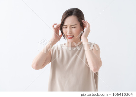 Headache poor physical condition woman 106410304