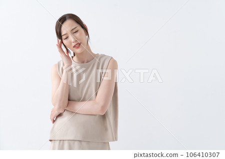頭痛身體狀況不佳的女人 106410307
