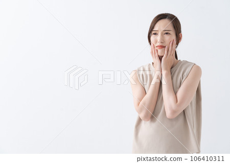 頭痛身體狀況不佳的女人 106410311