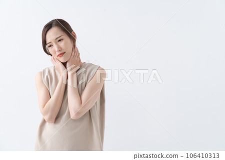 Headache poor physical condition woman 106410313