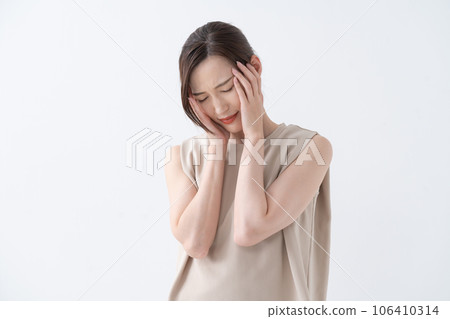 Headache poor physical condition woman 106410314
