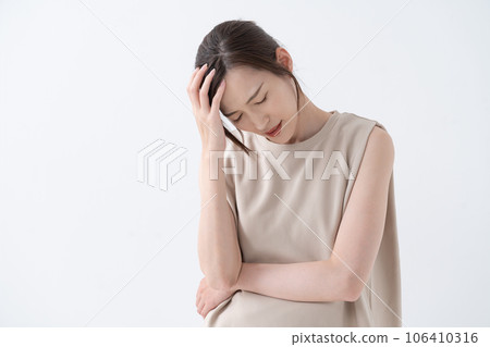 頭痛身體狀況不佳的女人 106410316