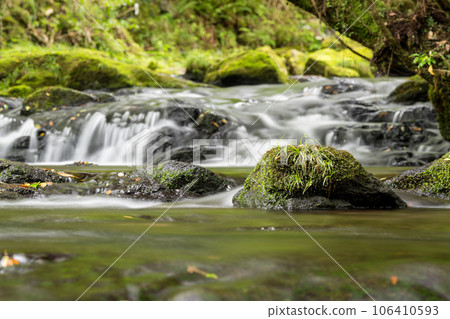 通往菊池峽的瀑布，清澈的小溪流過大自然 106410593