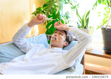 一個感冒的男人，一個發燒的男人和溫度計 106410674