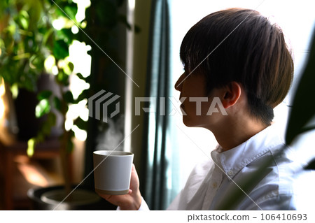 在窗戶旁 窗邊 咖啡 106410693
