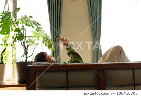 Smartphone and male 106410706