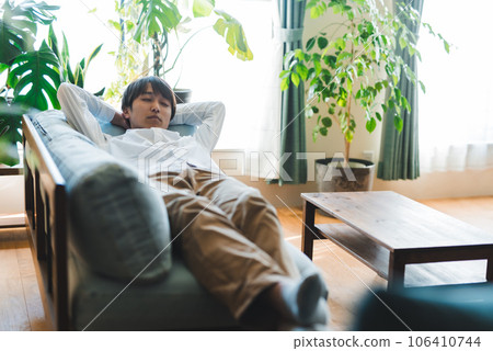 年輕人打瞌睡 106410744