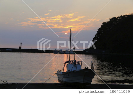 Sunset seen from Nishina fishing port Sunset seen from Nishina fishing port 106411039