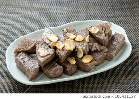 Garlic dice steak. 106411157