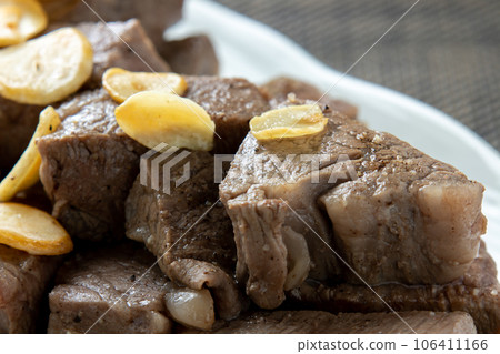 Garlic diced steak close-up. 106411166
