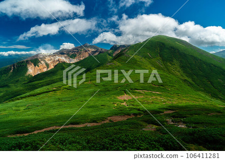 A clear view of the summit of Tokachidake from the Furanodake branch 106411281