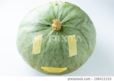 用萬聖節傑克o燈籠樣式修稿帶裝飾的南瓜。 用萬聖節傑克o燈籠樣式修稿帶裝飾的南瓜。 106411319
