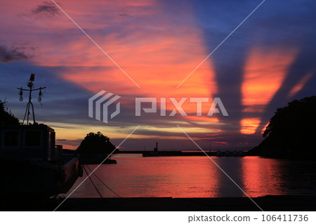 Mysterious clouds seen from Nishina fishing port Mysterious clouds seen from Nishina fishing port 106411736