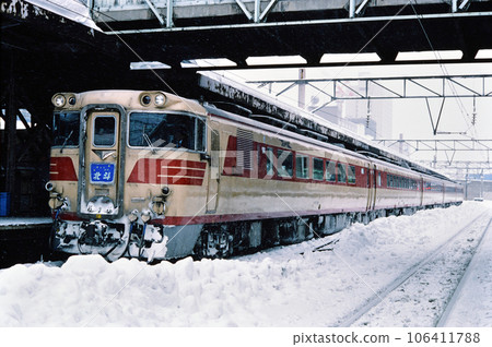 Kiha 82 series limited express Hokuto stopping at Sapporo Station in the snow 106411788