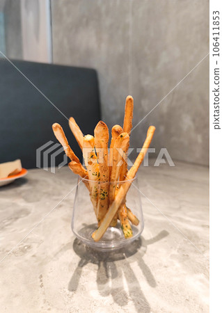 餐廳後面，桌子上或者邊上有一個玻璃杯。 106411853
