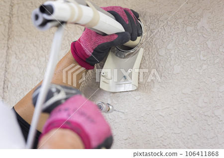 室外空調安裝管道的人手空調安裝工作 室外空調安裝管道的人手空調安裝工作 106411868