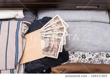 [隱藏在抽屜裡的信封裡的10,000日元鈔票] 106411905