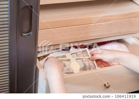 [一位家庭主婦在日式梳妝台裡藏了一疊錢] 106411919