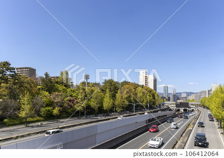 春天 4 月 3 日，桃山台站周圍有紅色汽車的風景 106412064